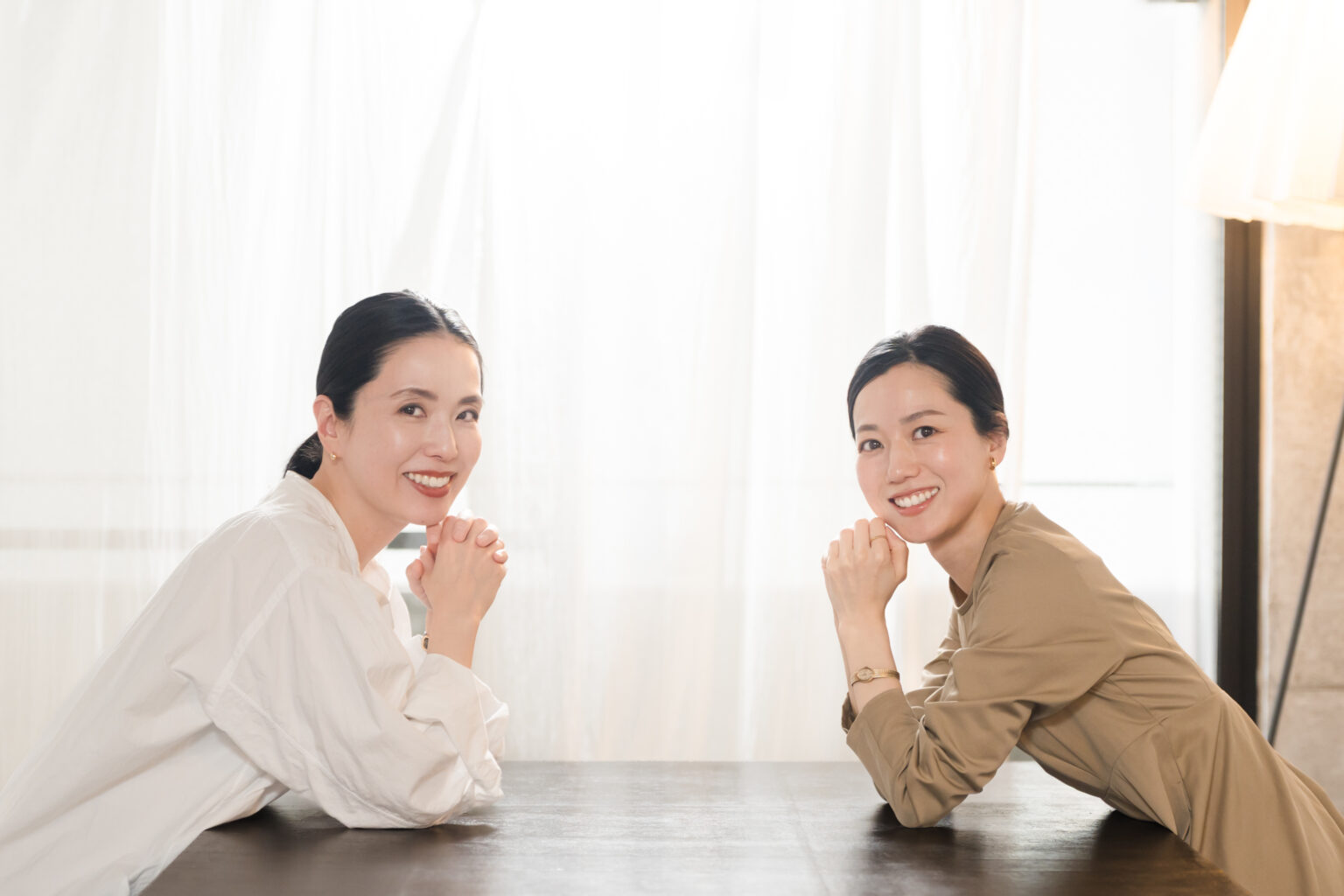 （左から）姉の茂村美由樹さん、妹の茂村千春さん。恵比寿の閑静な住宅街にアトリエを構え、姉妹で料理教室『茂村料理教室』を運営。