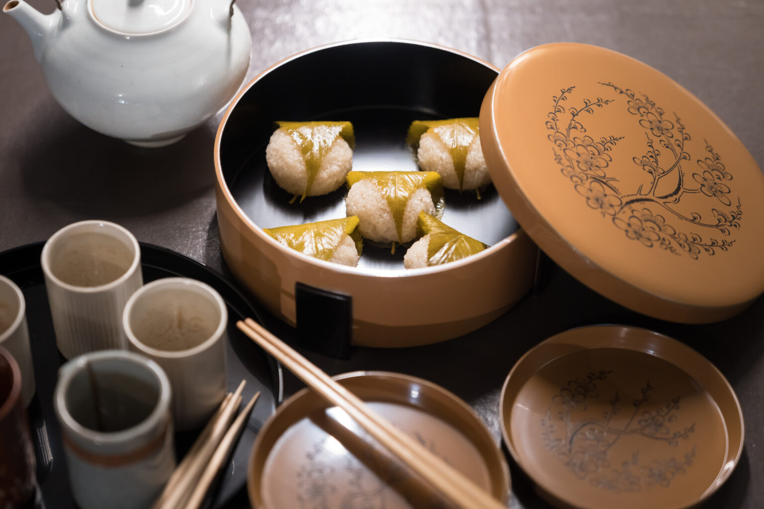 お茶菓子として、手作りの桜餅を出してくださった。漆器は珍しい白漆で、この温かみのあるベージュは、使い続けるうちに徐々に白くなっていく。
