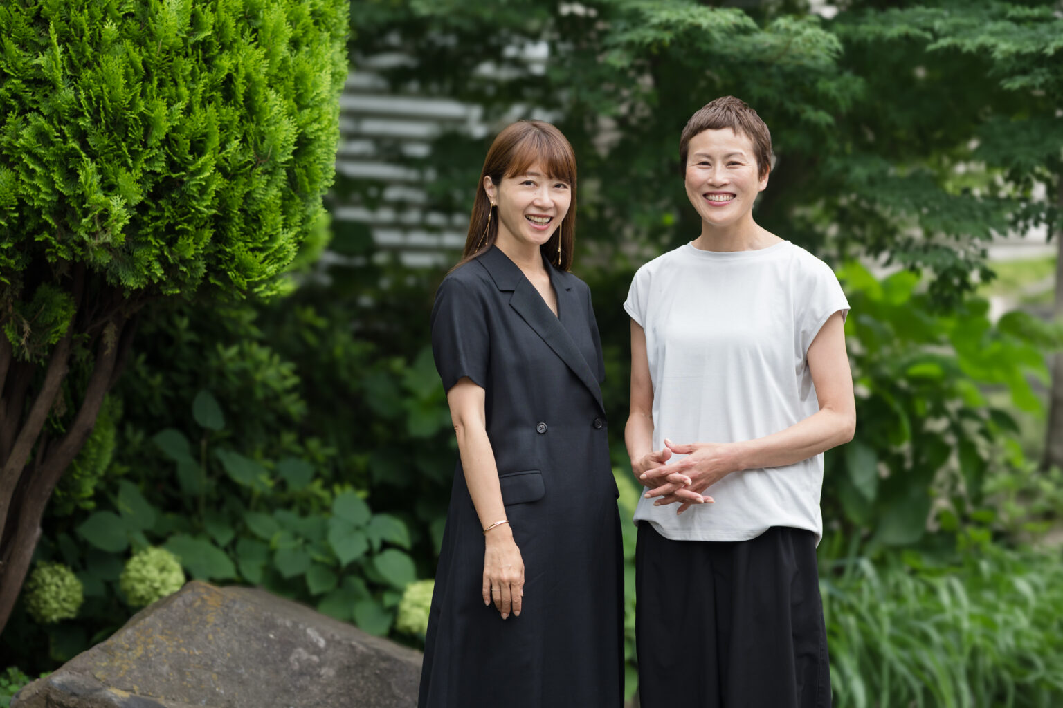 “álem”ブランドディレクターの田口まさ美と。「嗅覚の研究者から、自然由来の香りは脳の感情や記憶をつかさどる部分(大脳辺縁系の扁桃体や海馬)に直接的に働くと、学びました」(田口)