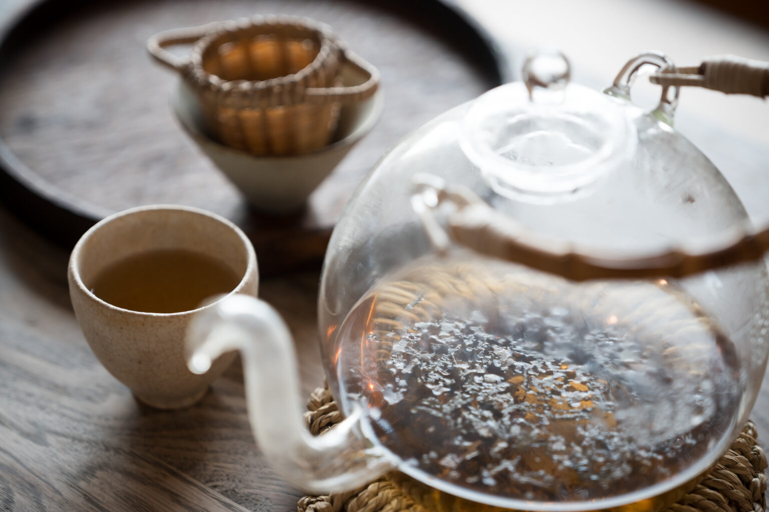 直火にかけられる“YAECA”のティーポットで、“tea.suu”のよもぎ茶を振る舞ってくれた。民芸品を思わせる竹製のティーストレーナーが新鮮。
