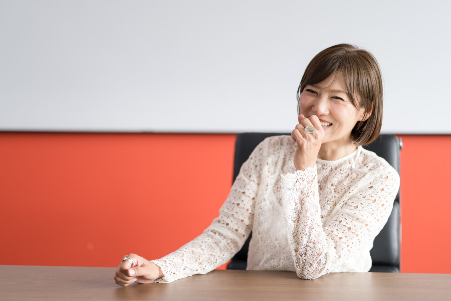 28年前に知り合い、20年前から交際していた夫は独自の判断基準の持ち主。「確信したことはすぐに行動する人なので、一緒にいると気づきが多く、私と意見が合います」と話す藤崎さん。愛猫、愛犬との暮らしが始まったのも、2人の話し合いがあったから。