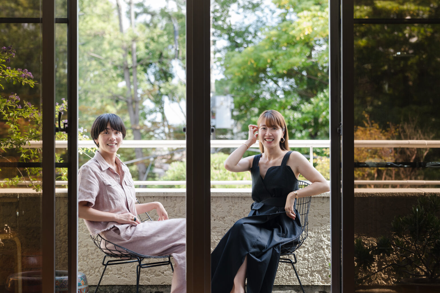豊かな緑が広がる自宅バルコニーで。 “álem”ディレクターの田口まさ美とは、20年以上の友人。